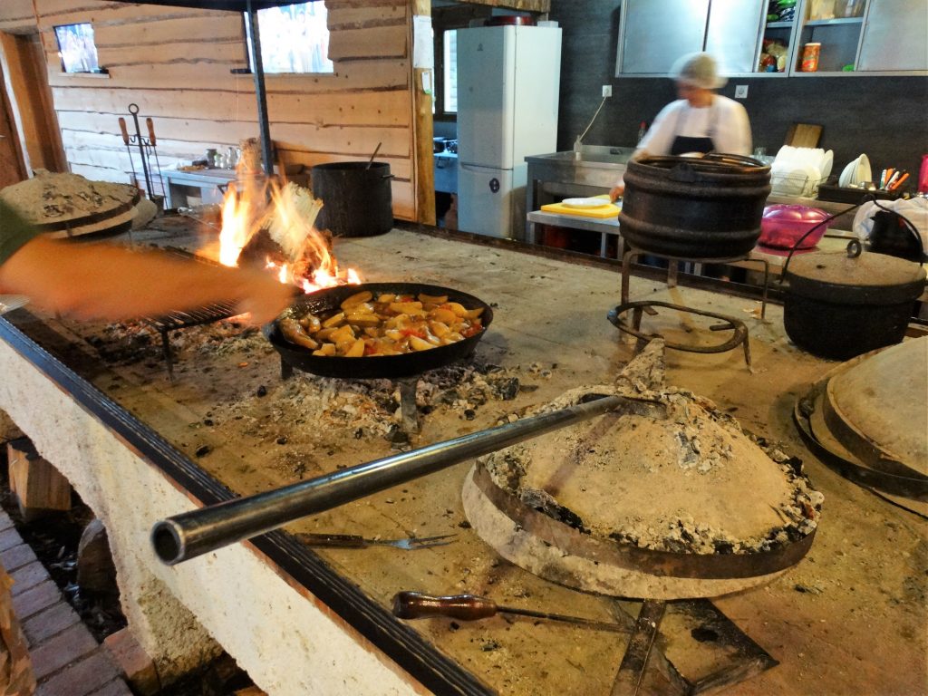 De open keuken van camping Boracko Jezero