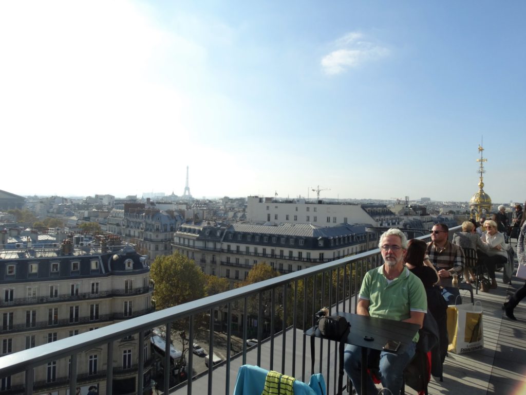 Terras Printemps met uitzicht over Parijs