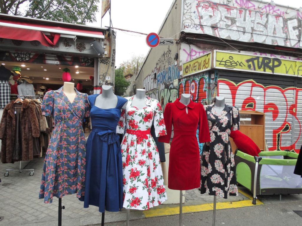 Fietsen in Parijs naar Le Marché aux Puces de Saint Ouen - Kleurrijke jurken op mannequinpoppen