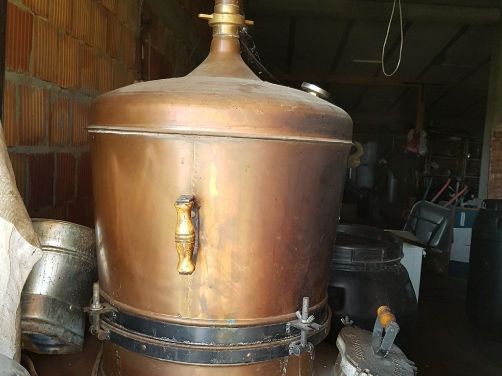 De ketel op De ketel waar vanouds de rakija (brandewijn) in gestookt wordt waar vanouds de rakija (brandewijn) in gestookt wordt