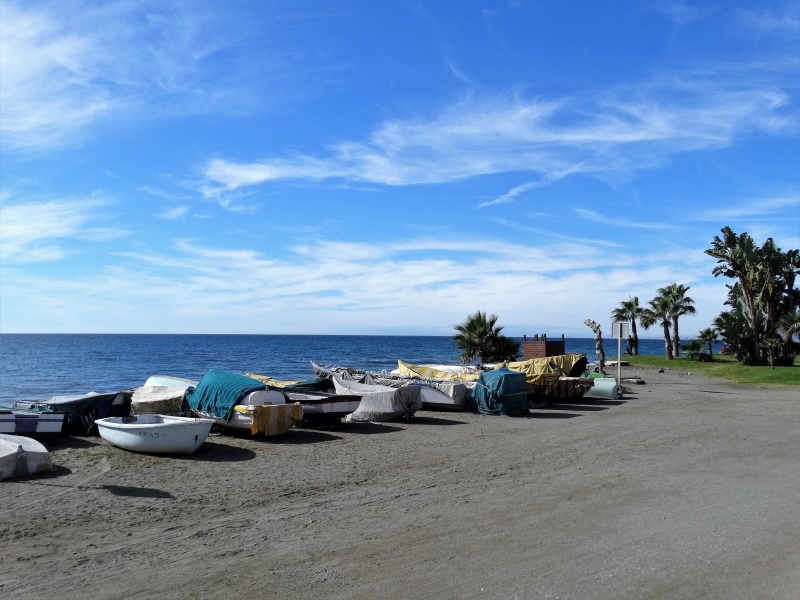 Bootjes op het strand bij camperplaats Malaga
