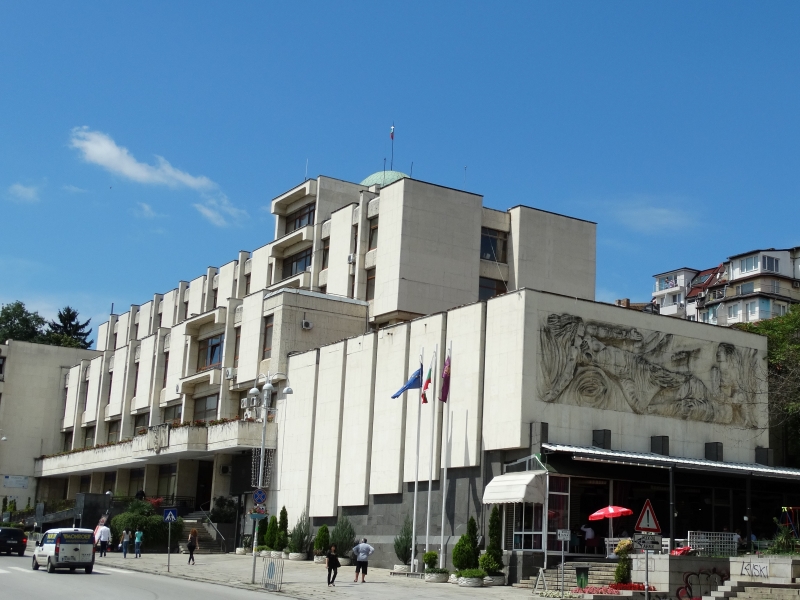 Groot gebouw in Veliko Tarnovo uit het communistisch tijdperk
