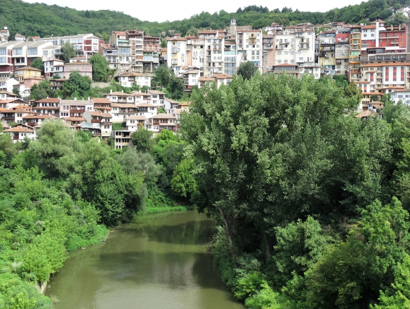 Uitzicht op Veliko Tarnovo vanaf een brug