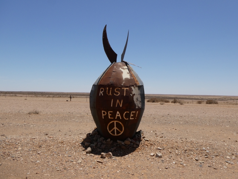 Soort bol met de tekst 'Rust in peace' en het vredesteken