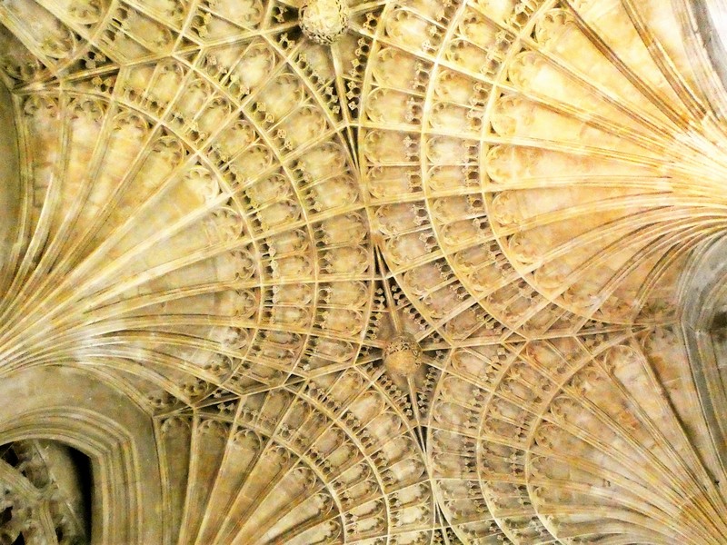 Plafond met schelpvormige welvingen