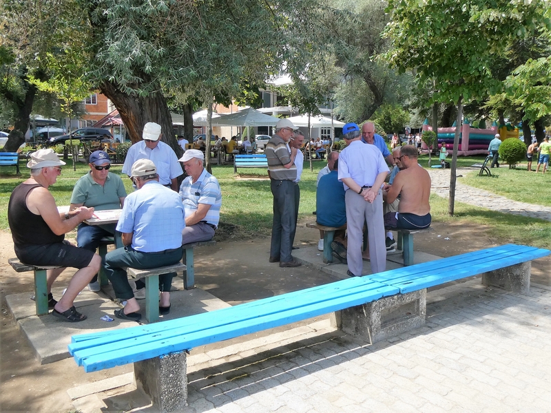 Mannen spelen gezelschapsspelletjes in het parkje langs de boulevard van Pogradec, aan het Meer van Ohrid, Albanië.