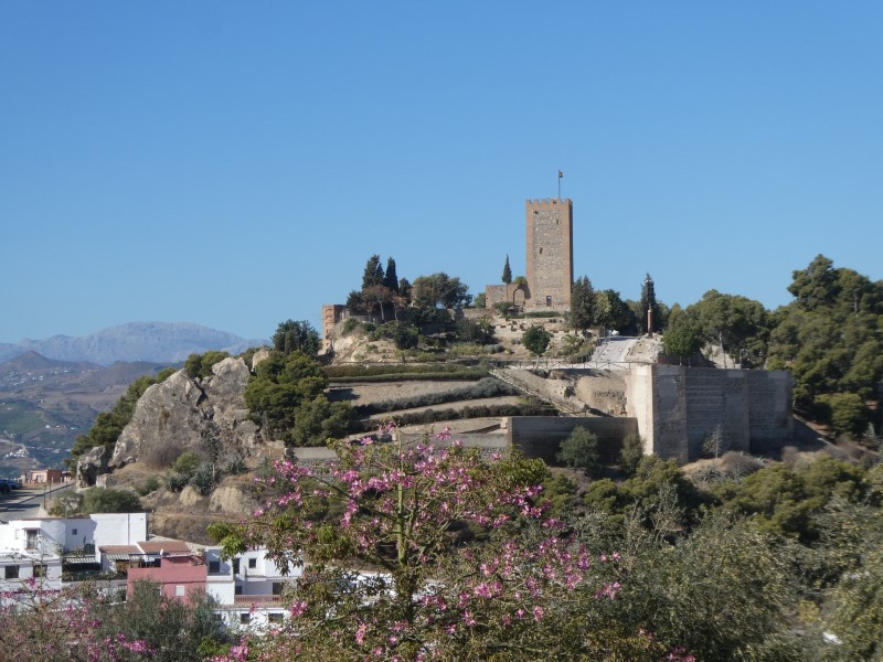 Toren en rest van een kasteelmuur van het fort van Vélez-Málaga