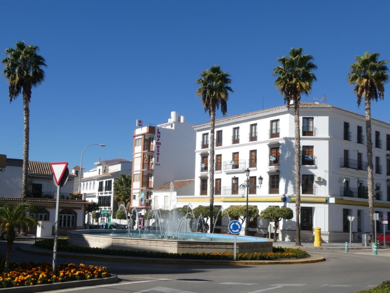 Rotonde met fontein in het moderne stadscentrum van Vélez-Málaga.