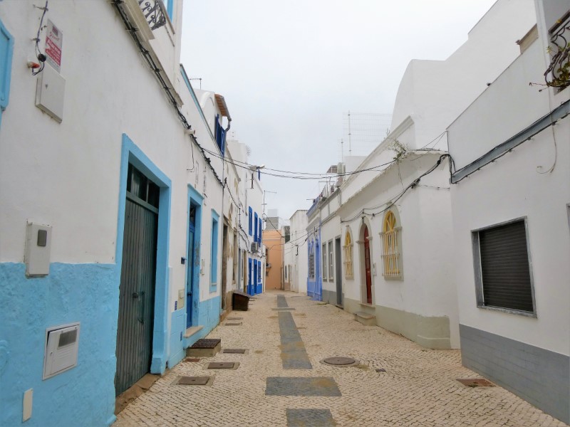 Smal straatje in het oude centrum van Olhão 