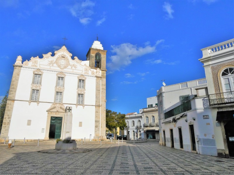 Kerk op de grens van de nieuwe en oude deel van Olhão 