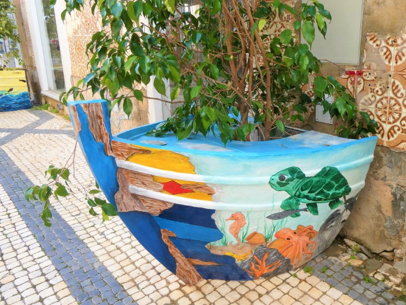 Beschilderd bootje in het oude centrum van Olhão