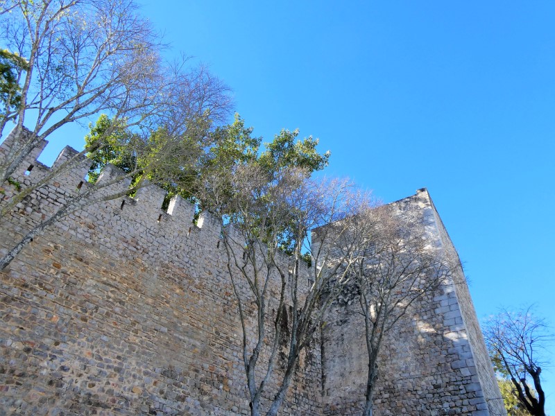 Stadsmuur in het historisch centrum van Tavira