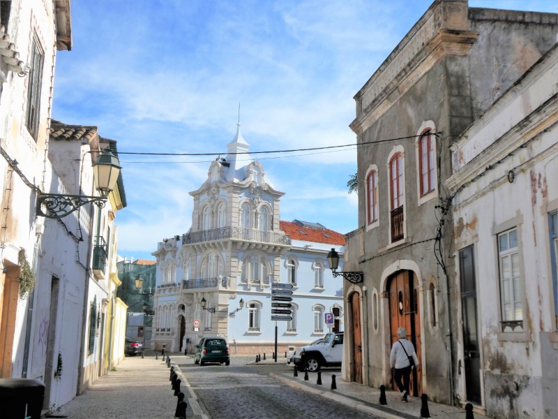 Straat met mooi gebouw in Faro