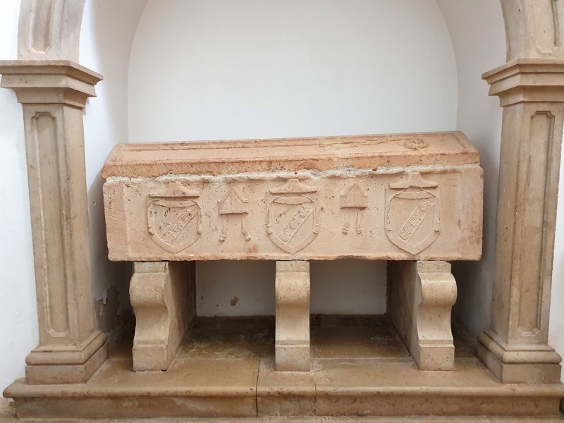 De stenen sarcofaagtombe van kruisvaarder João Gramacho en zijn vrouw Ana Taborda.