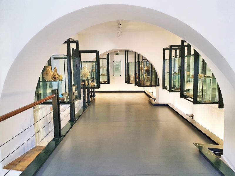 Eén van de expositieruimtes in het Museum voor Islamitische kunst in Mértola