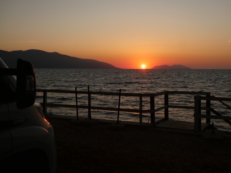 Uitzicht op de zonsondergang vanaf onze plek op camping Vlora