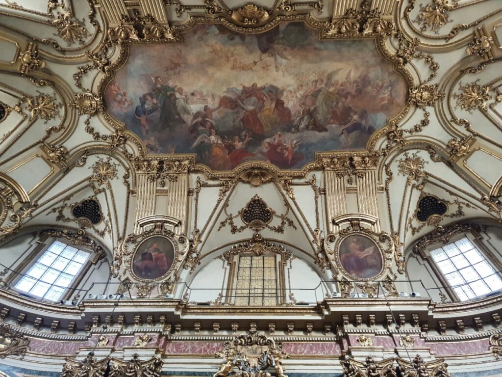 Beschilderd platfond van de kerk