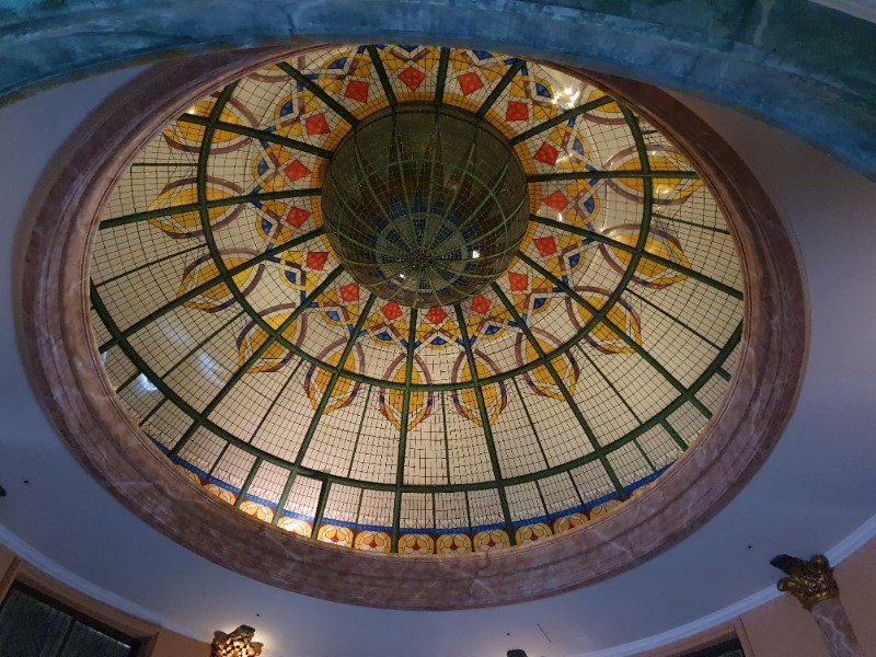Glas-in-lood-plafond van het woonhuis van Antonio Blanco annex Blano Renaissance Museum
