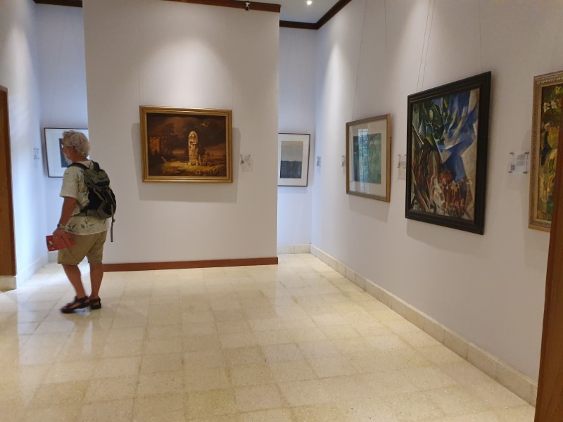 Tentoonstellingsruimte met schilderijen in het Neka Art Museum