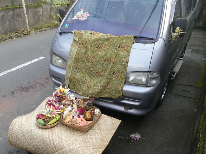 Tumpek Landep - de auto's van de familie met offertjes erop