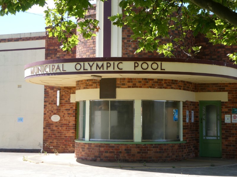 Toegangsgebouw in 'Art Deco'-stijl van het Olympisch zwembad