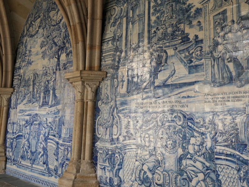 Wand met azulejos in de kathedraal