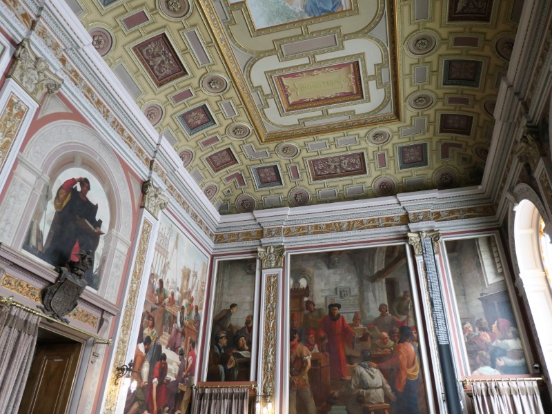 Zaal met schilderijen in Palácio de Bolsa