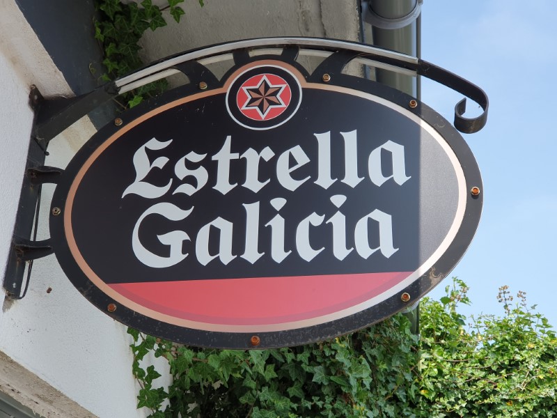 Uithangbord Estrella Calicia op Lavacolla Camper Park