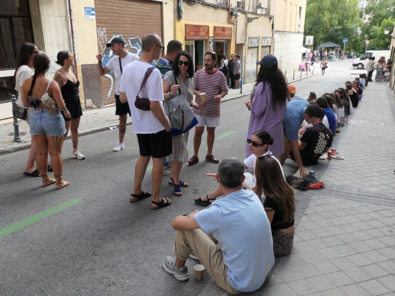 Time to Momo - Mensen zitten en staan op straat te drinken in Madrid