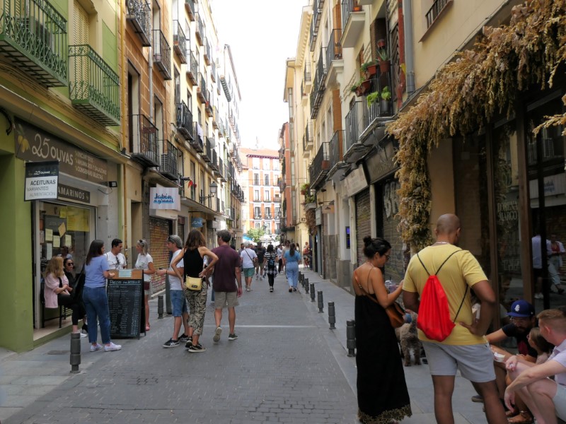 Time to Momo - Smalle straat vol mensen in Madrid