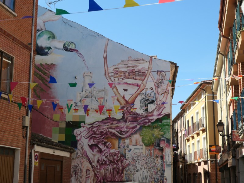 Muurschildering in een straatje achter de Plaza de España in Peñafiel