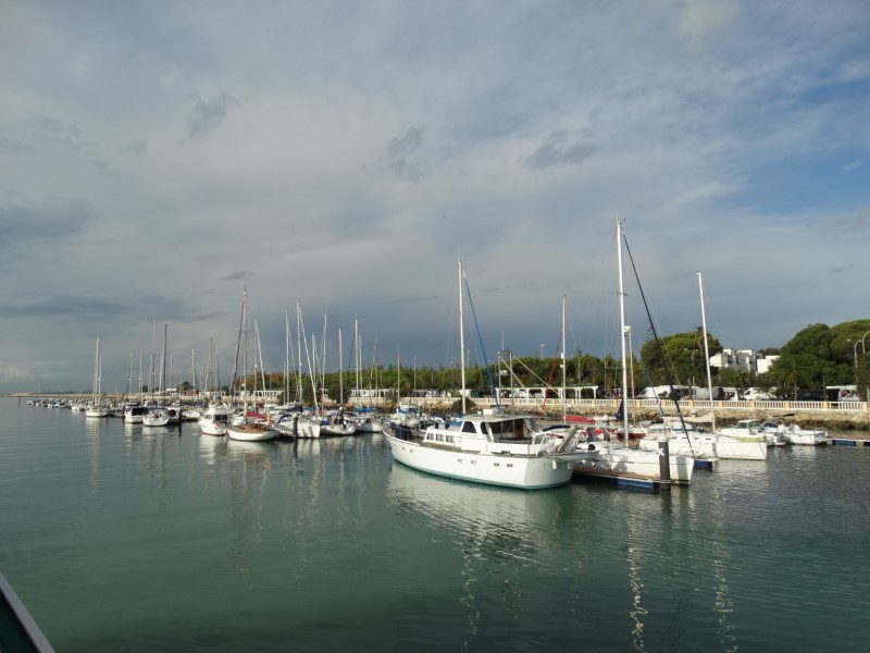 Uitzicht op de haven van El Puerto de Santa María vanuit de veerboot