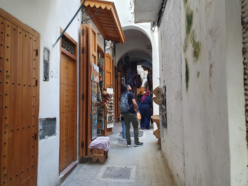Smal straatje met houten deuren en luifels in de medina van Tanger