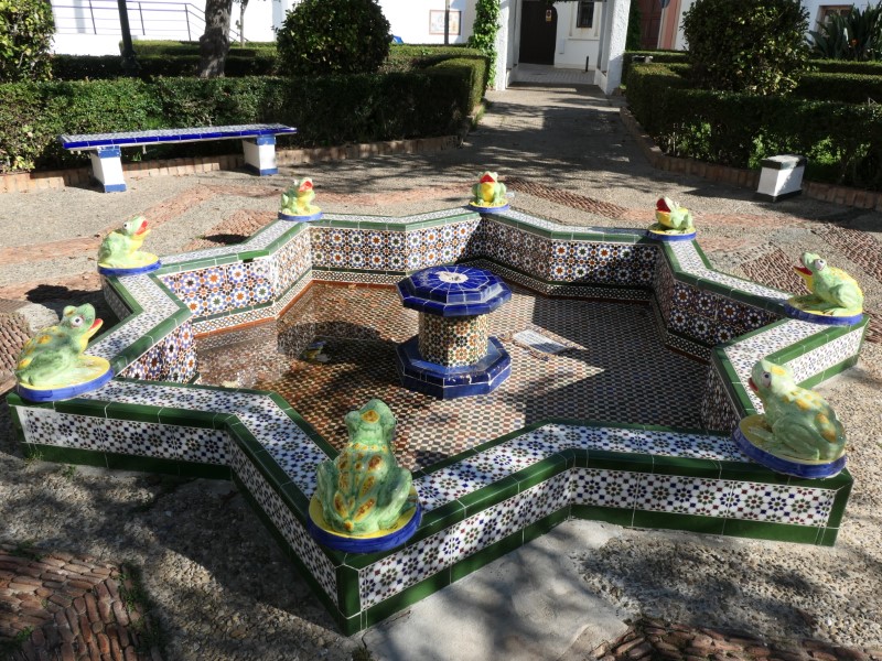 Droogstaande fontein met Moorse tegels en waterspuwende kikkers