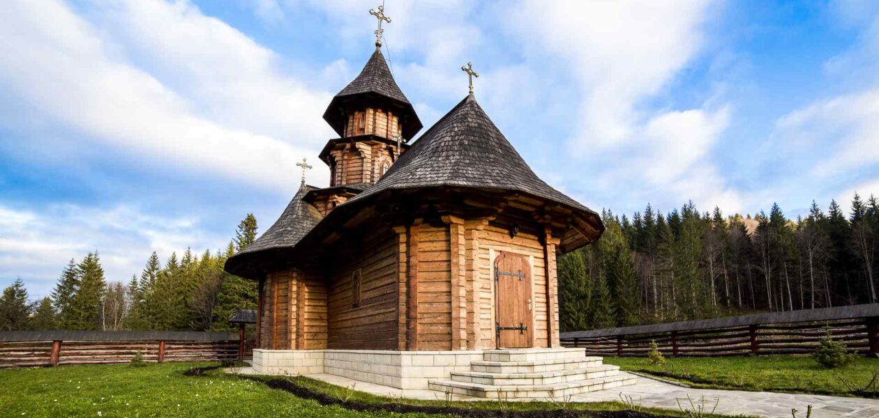 Campertrip door Roemenië - houten kerkje