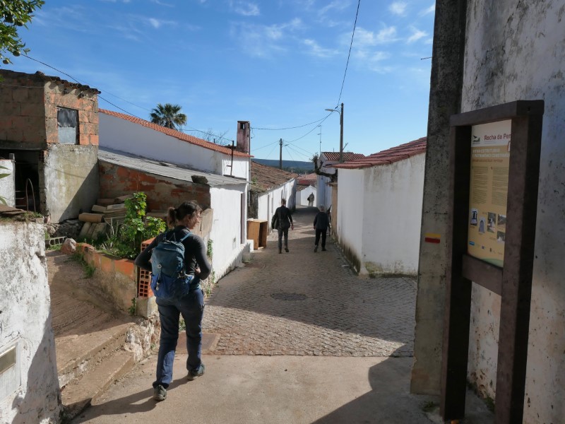 De wandeling Rocha da Pena loopt door het dorpje Penina