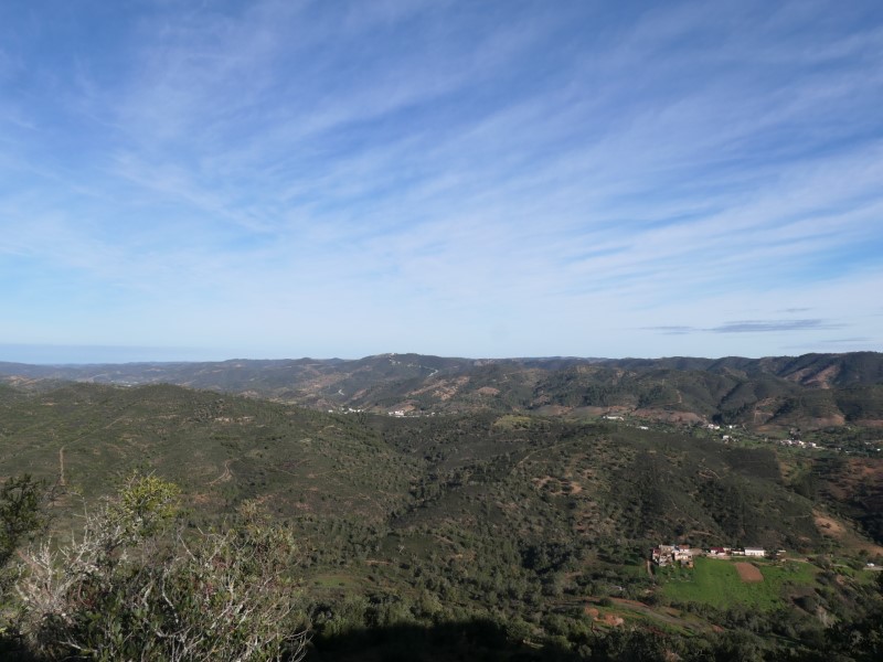 Uitzicht over de heuvels van de Algarva vanaf het hoogste punt van de wandeling Rocha da Pena