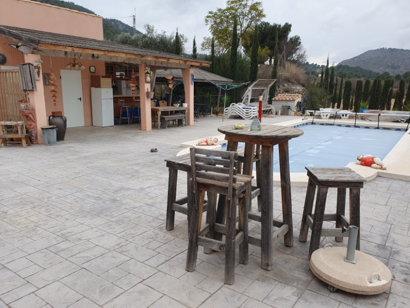Bar en zwembad van camperplaats Bonita-vista bij Hondón de las Nieves 