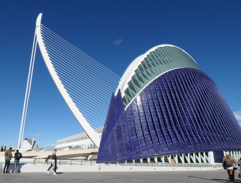Àgora-gebouw in de Ciutat de les Arts i les Ciències met links de brug Assut de l'Or