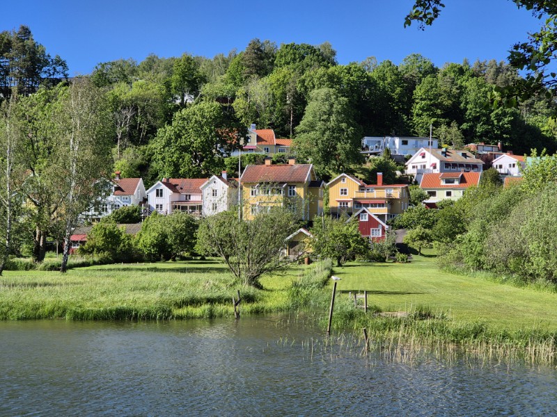 Kleurrijke huizen aan de overkant van het water