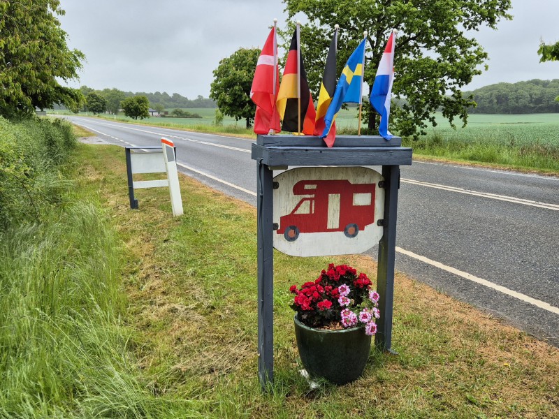Campertrip naar Noorwegen - UIthandbord met camper en internationale vlaggetjes