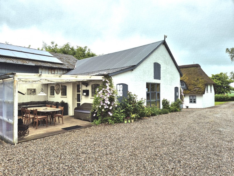 Gebouwen van de camping met serre