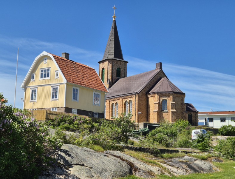groepjes huizen met kerktoren er achter