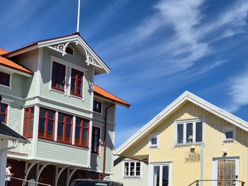 Detail van gekleurde huizen in Smögen