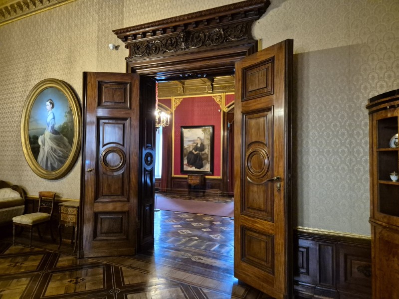 Doorkijkje van  de ene naar de andere ruimte door openslaande deuren in Schloss Schwerin