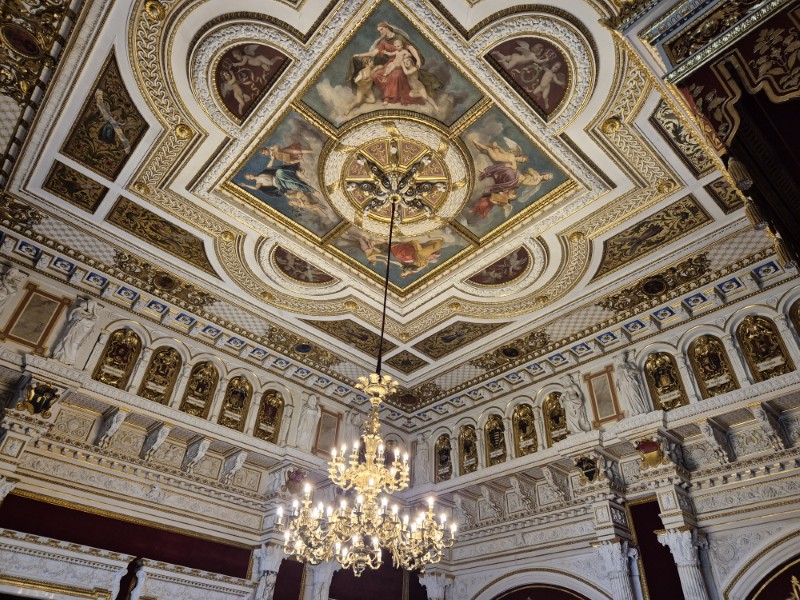 Rijk versierd en beschilderd plafond in Schloss Schwerin