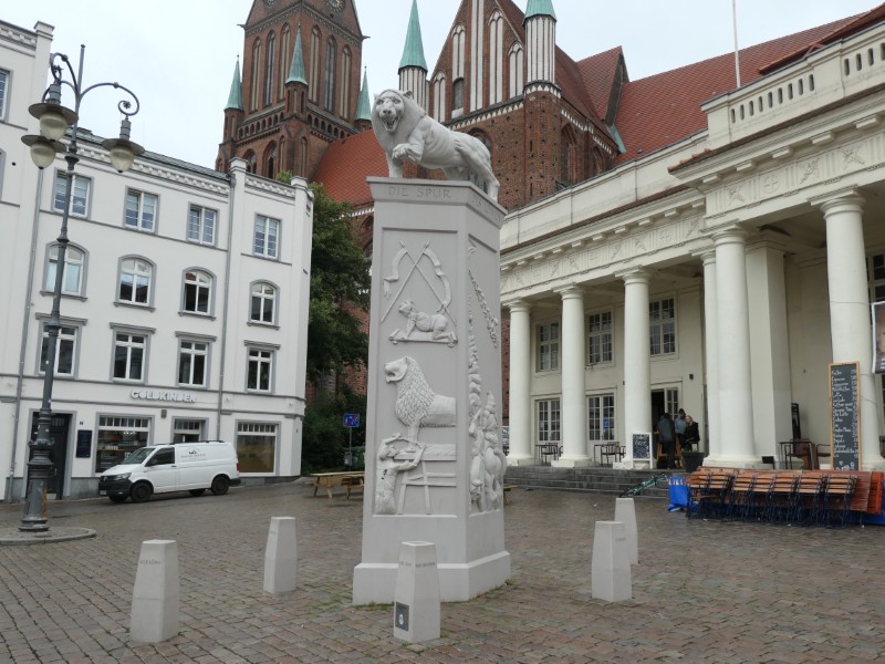Zuil met leeuw bovenop op marktplein in Schwerin