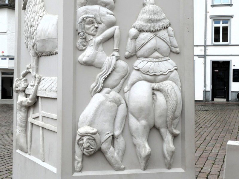 Relief waarbij vrouw haar blote billen toont aan adelijk figuur te paard