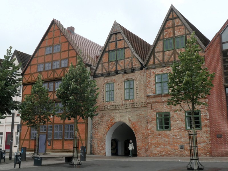 Drie bakstenen huizen met vakwerk in Schwerin