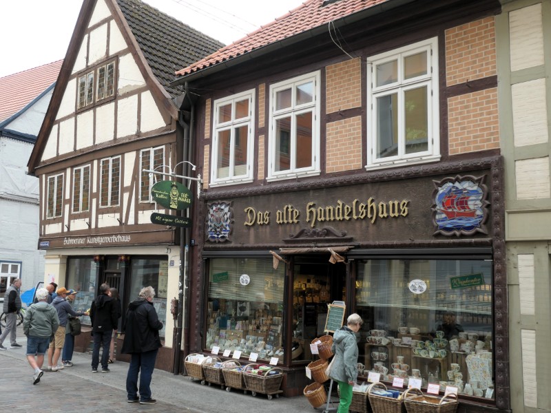 Oud winkelpand met daarnaast vakwerkhuis in Schwerin